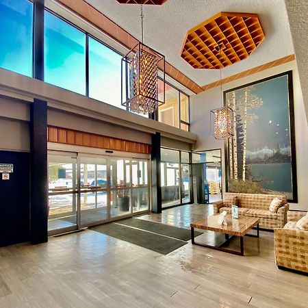 Ramada By Wyndham Whitecourt Hotell Exteriör bild