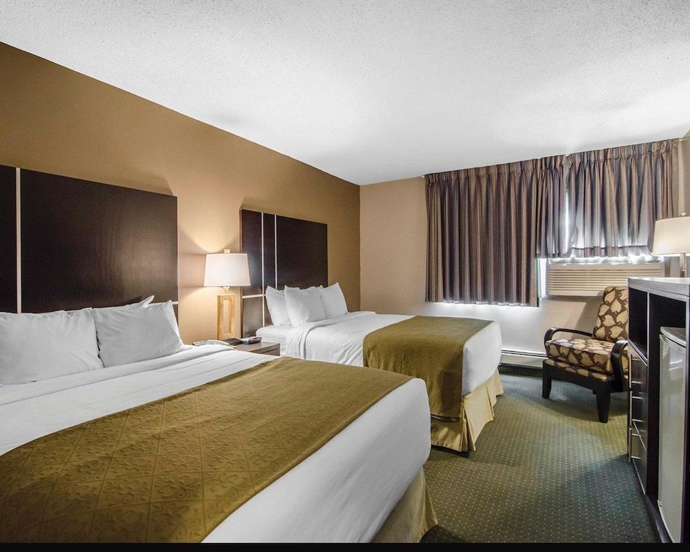 Ramada By Wyndham Whitecourt Hotell Exteriör bild