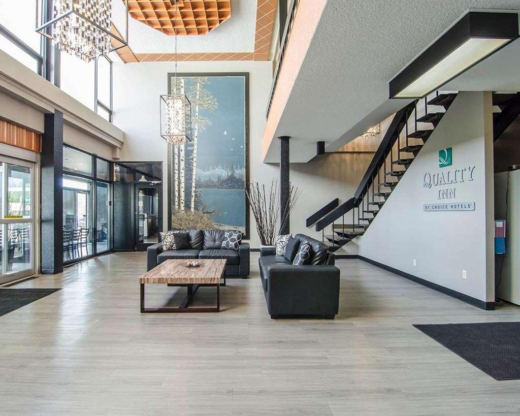 Ramada By Wyndham Whitecourt Hotell Inreriör bild