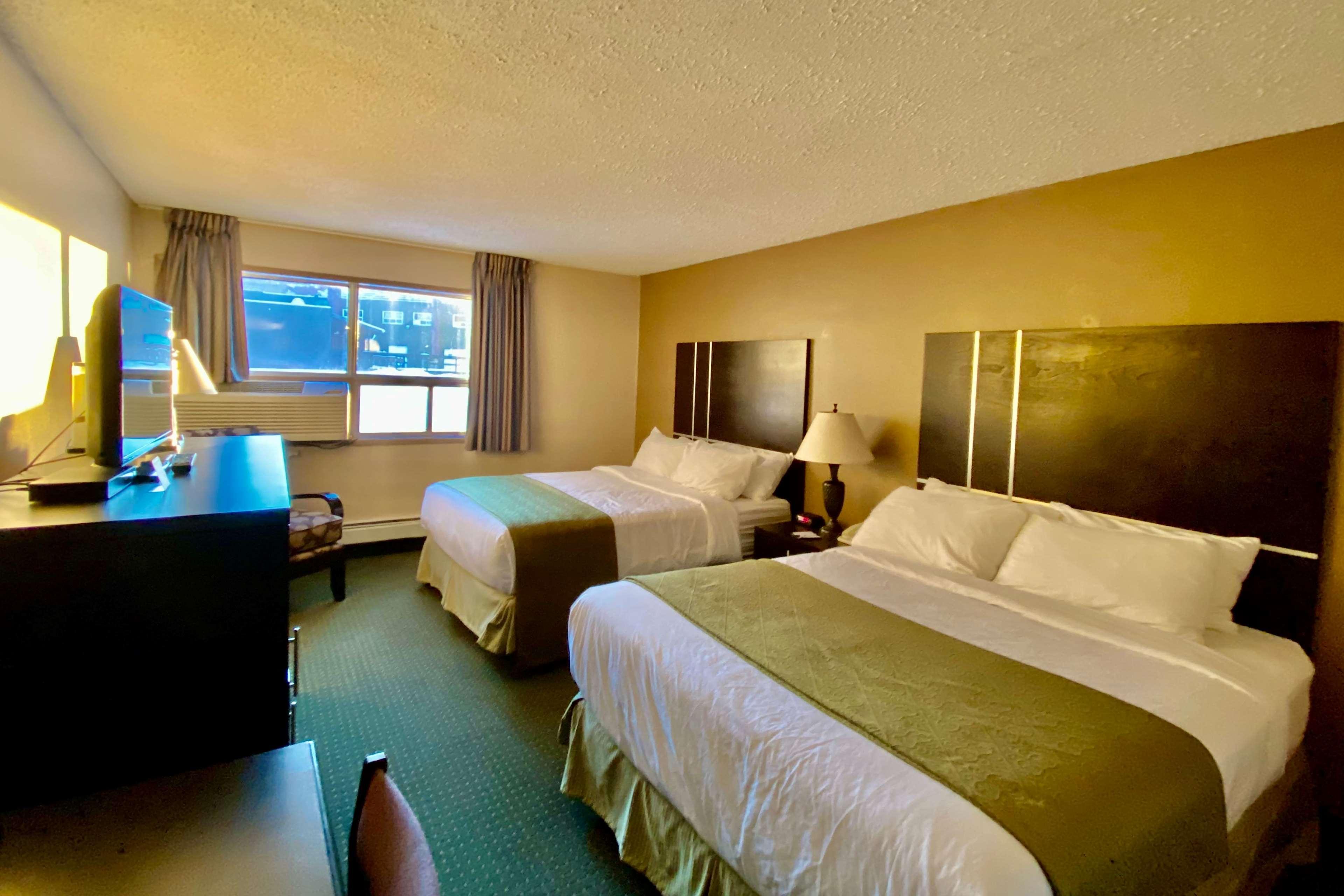 Ramada By Wyndham Whitecourt Hotell Exteriör bild