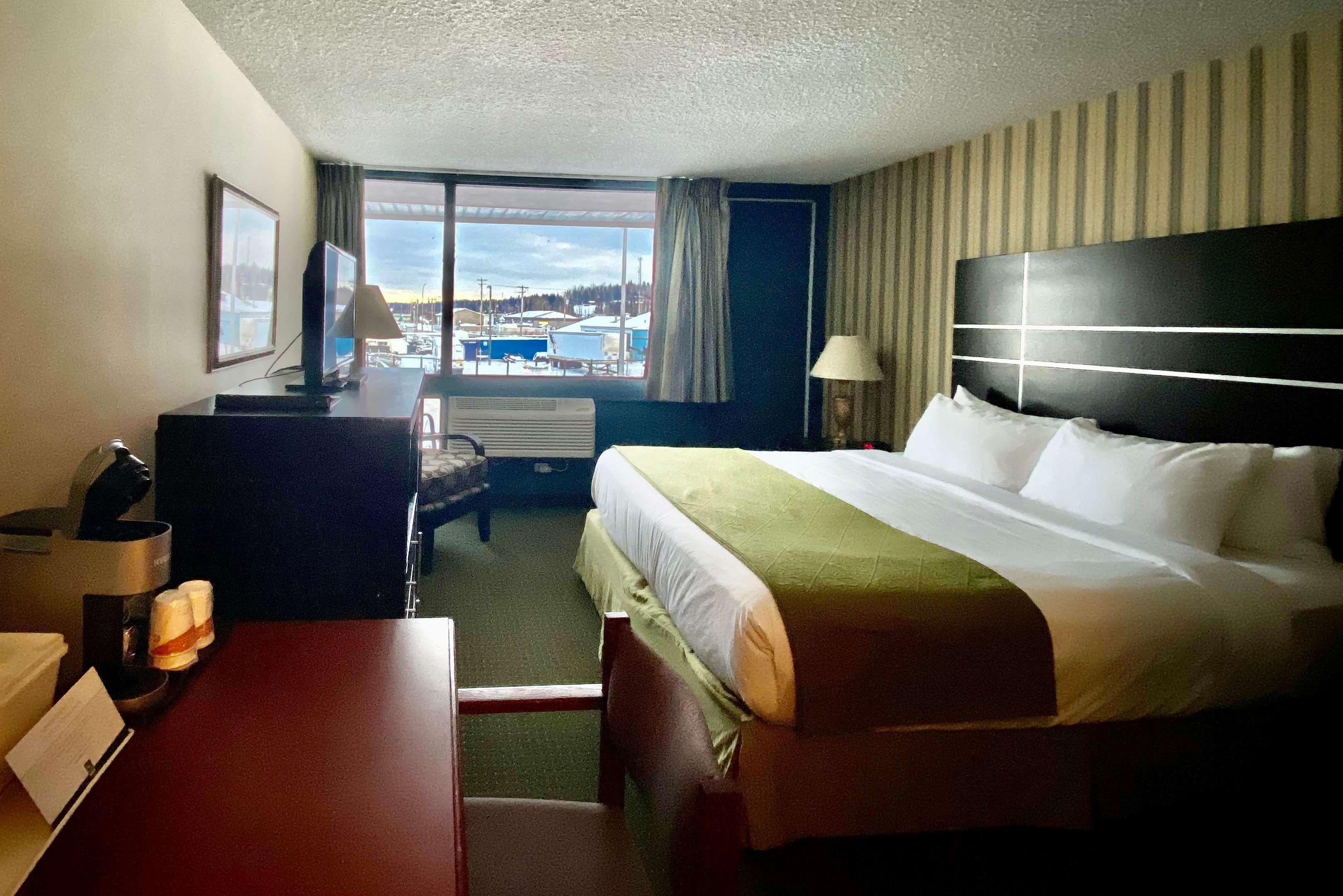 Ramada By Wyndham Whitecourt Hotell Exteriör bild