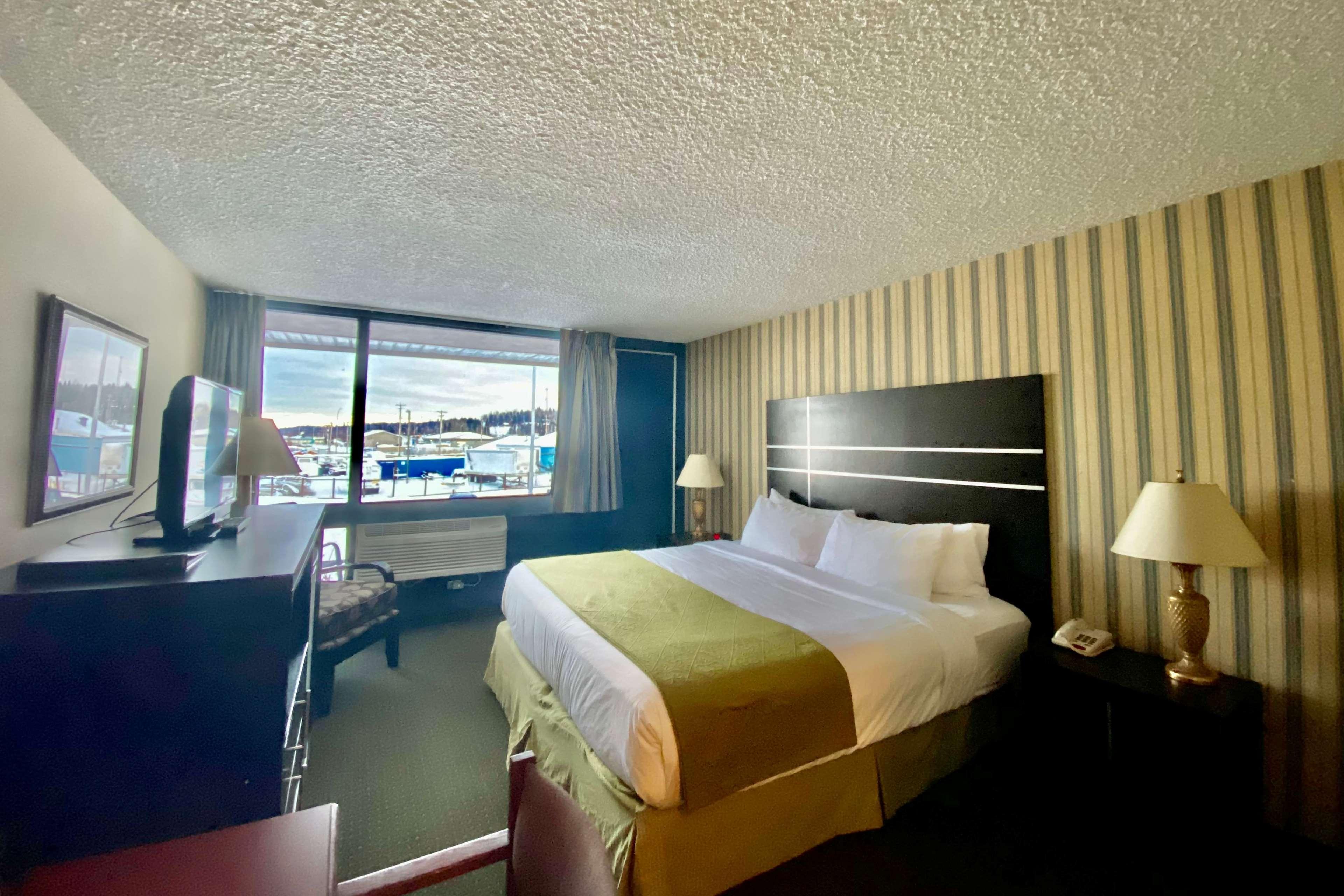 Ramada By Wyndham Whitecourt Hotell Exteriör bild