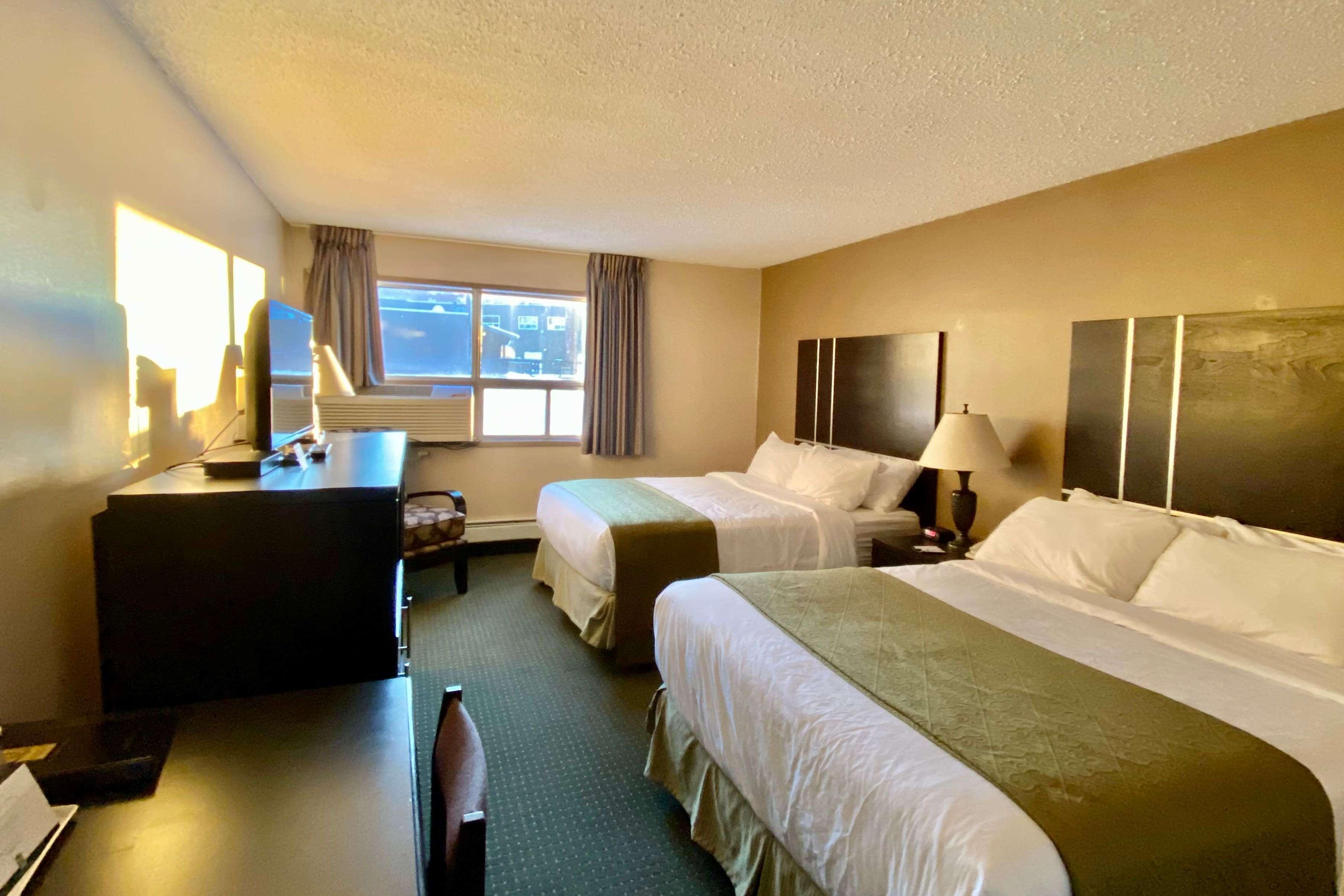 Ramada By Wyndham Whitecourt Hotell Exteriör bild