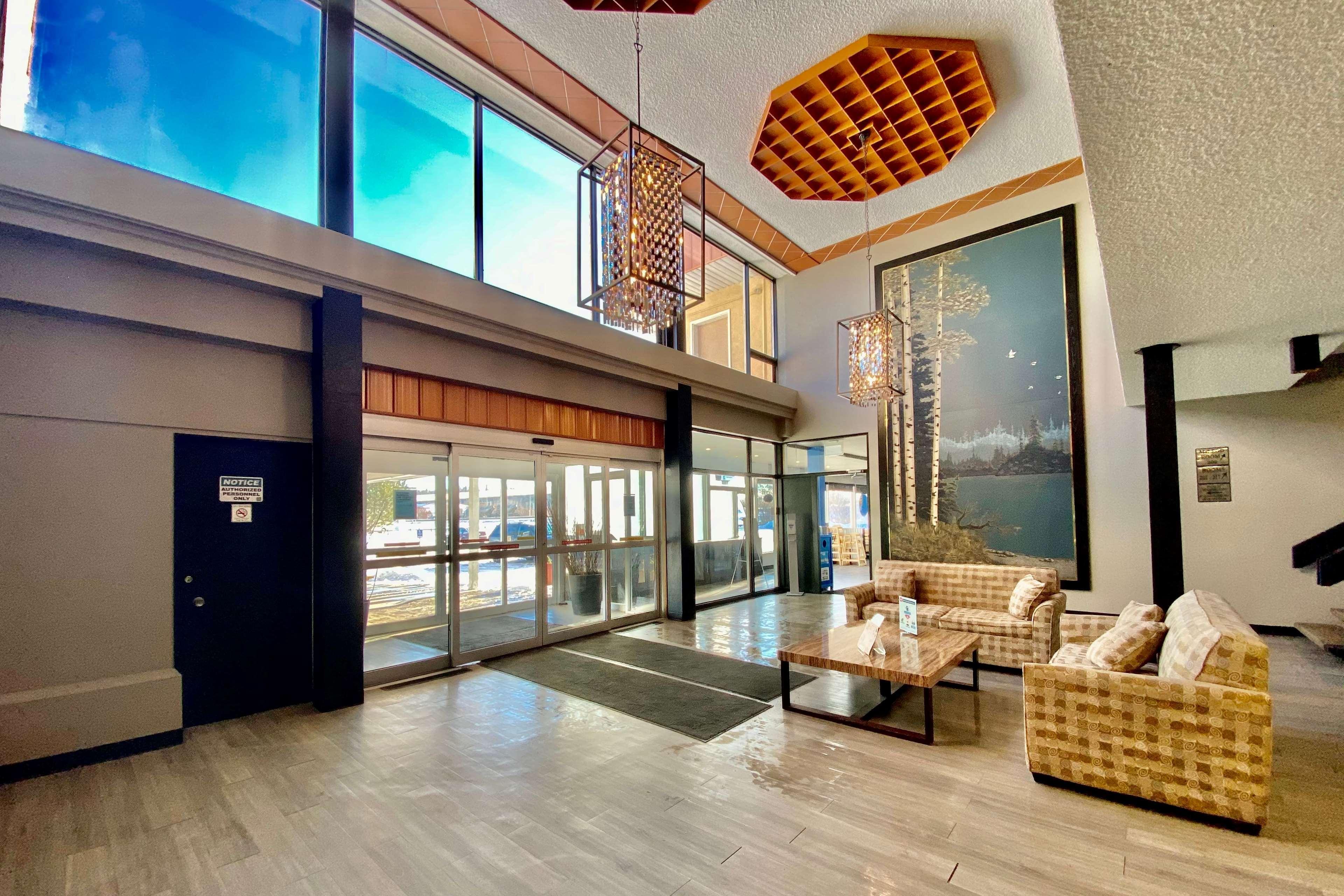 Ramada By Wyndham Whitecourt Hotell Exteriör bild