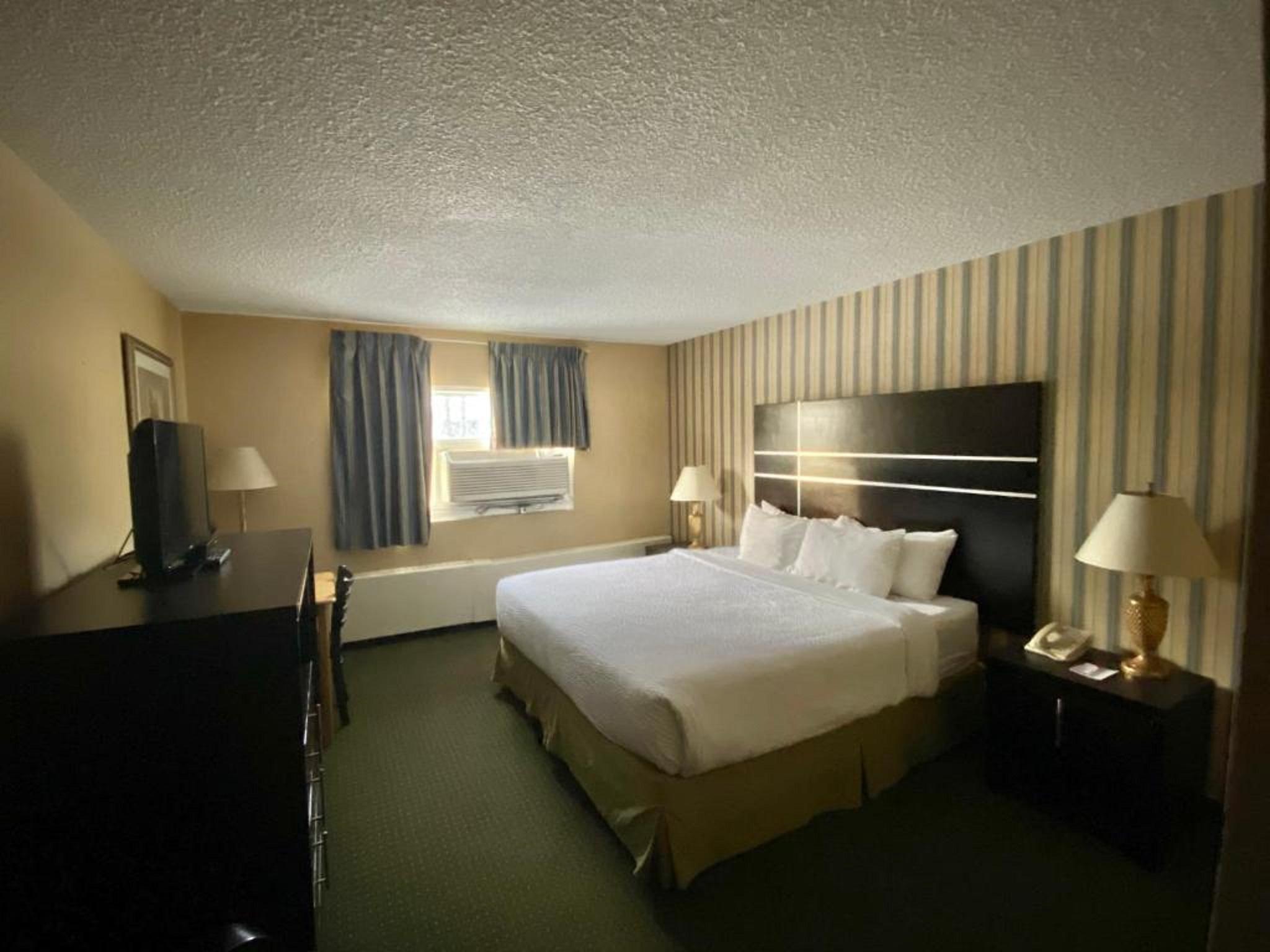 Ramada By Wyndham Whitecourt Hotell Exteriör bild