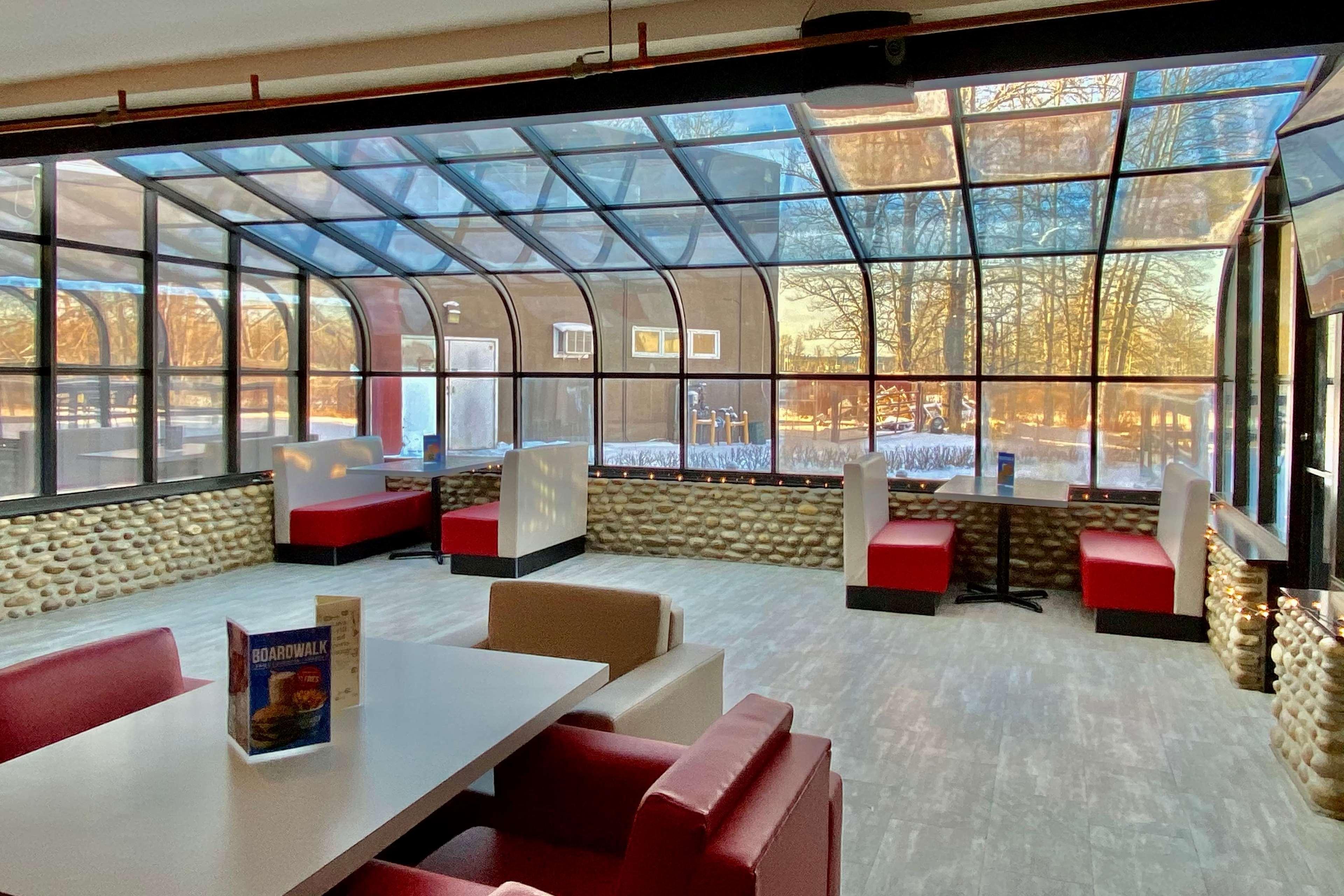 Ramada By Wyndham Whitecourt Hotell Exteriör bild