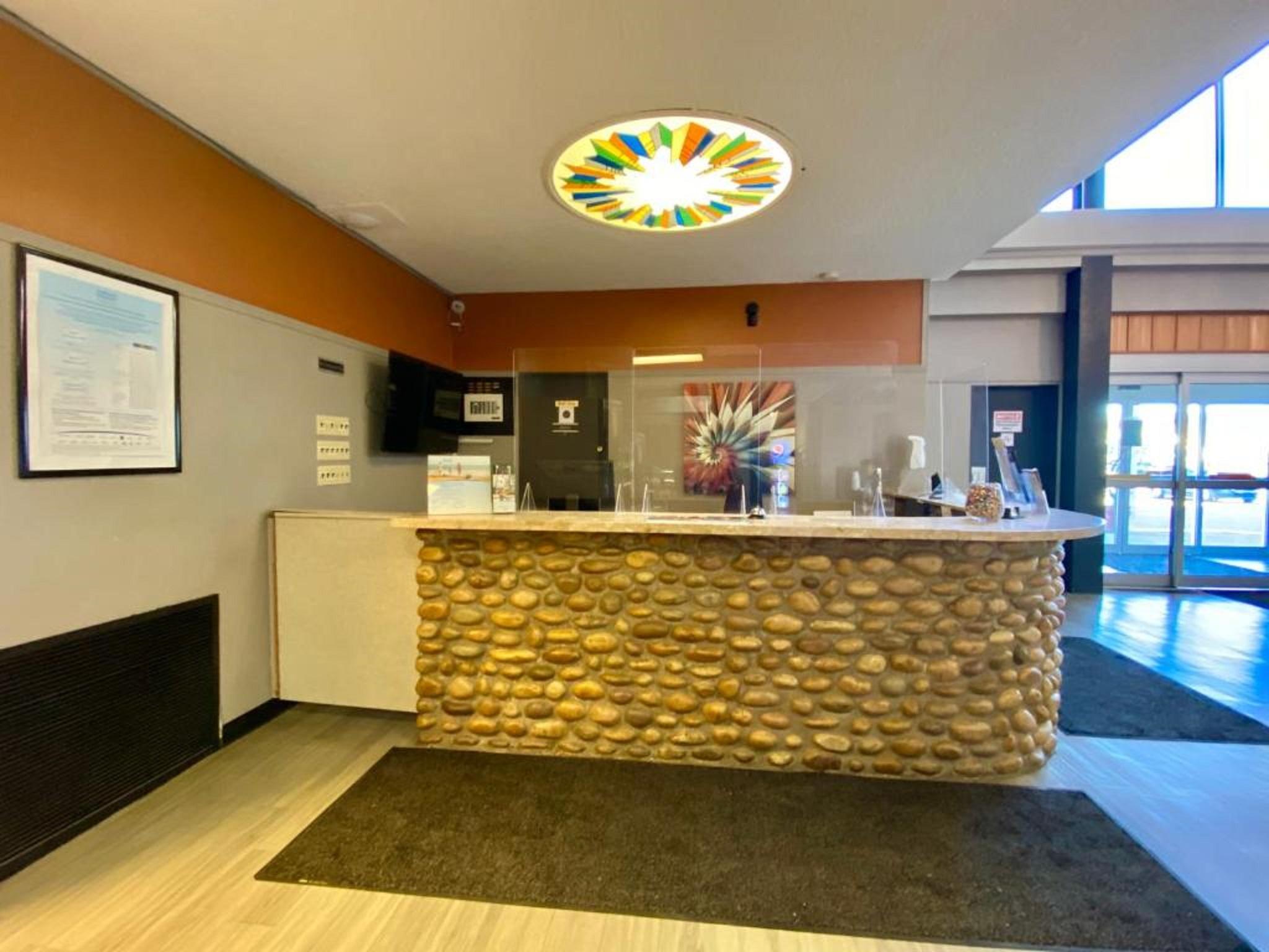 Ramada By Wyndham Whitecourt Hotell Exteriör bild