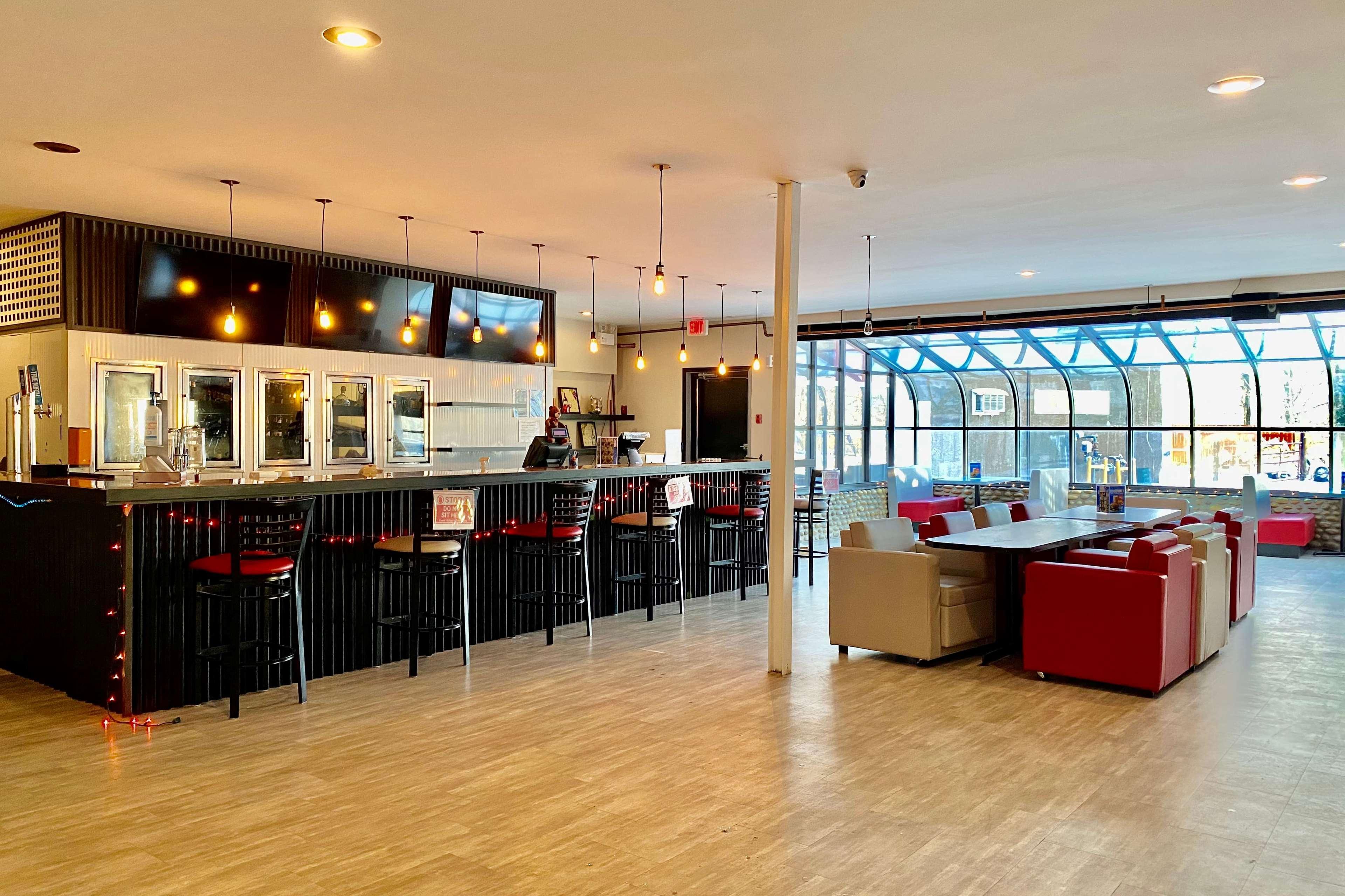 Ramada By Wyndham Whitecourt Hotell Exteriör bild