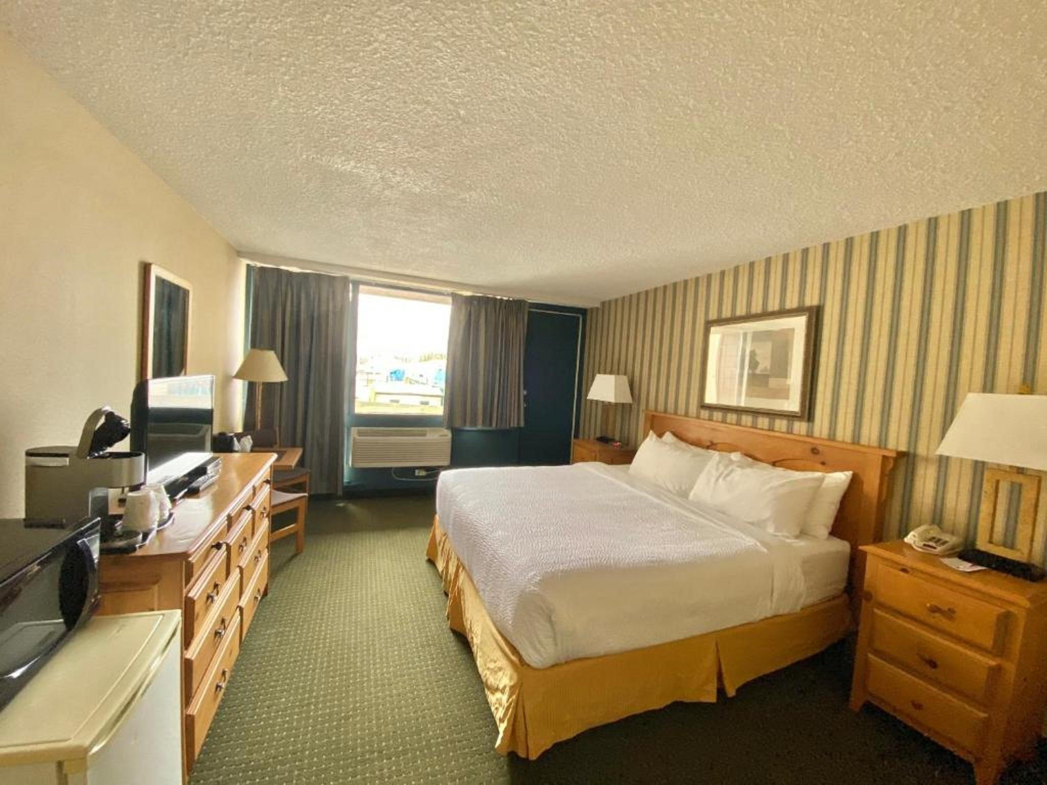 Ramada By Wyndham Whitecourt Hotell Exteriör bild