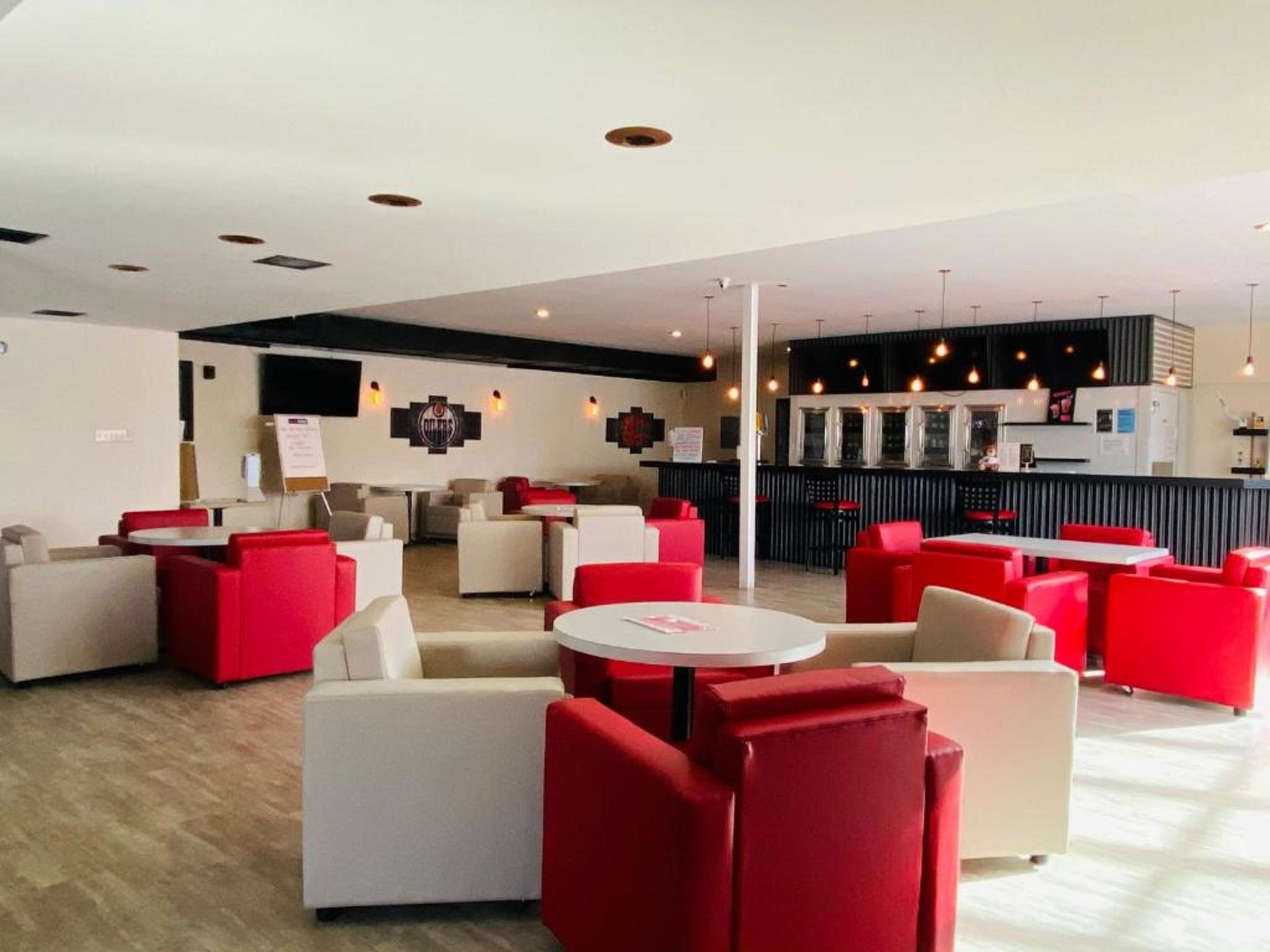 Ramada By Wyndham Whitecourt Hotell Exteriör bild