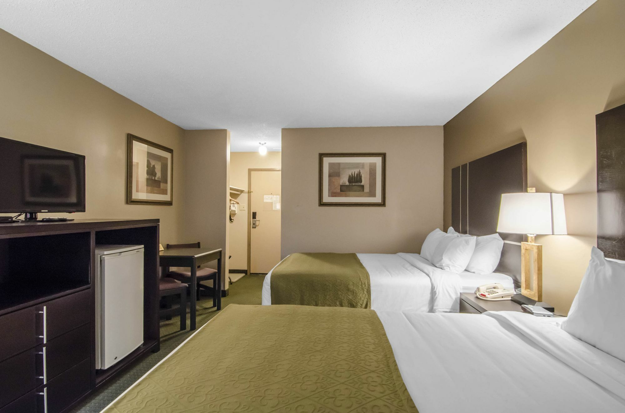 Ramada By Wyndham Whitecourt Hotell Exteriör bild