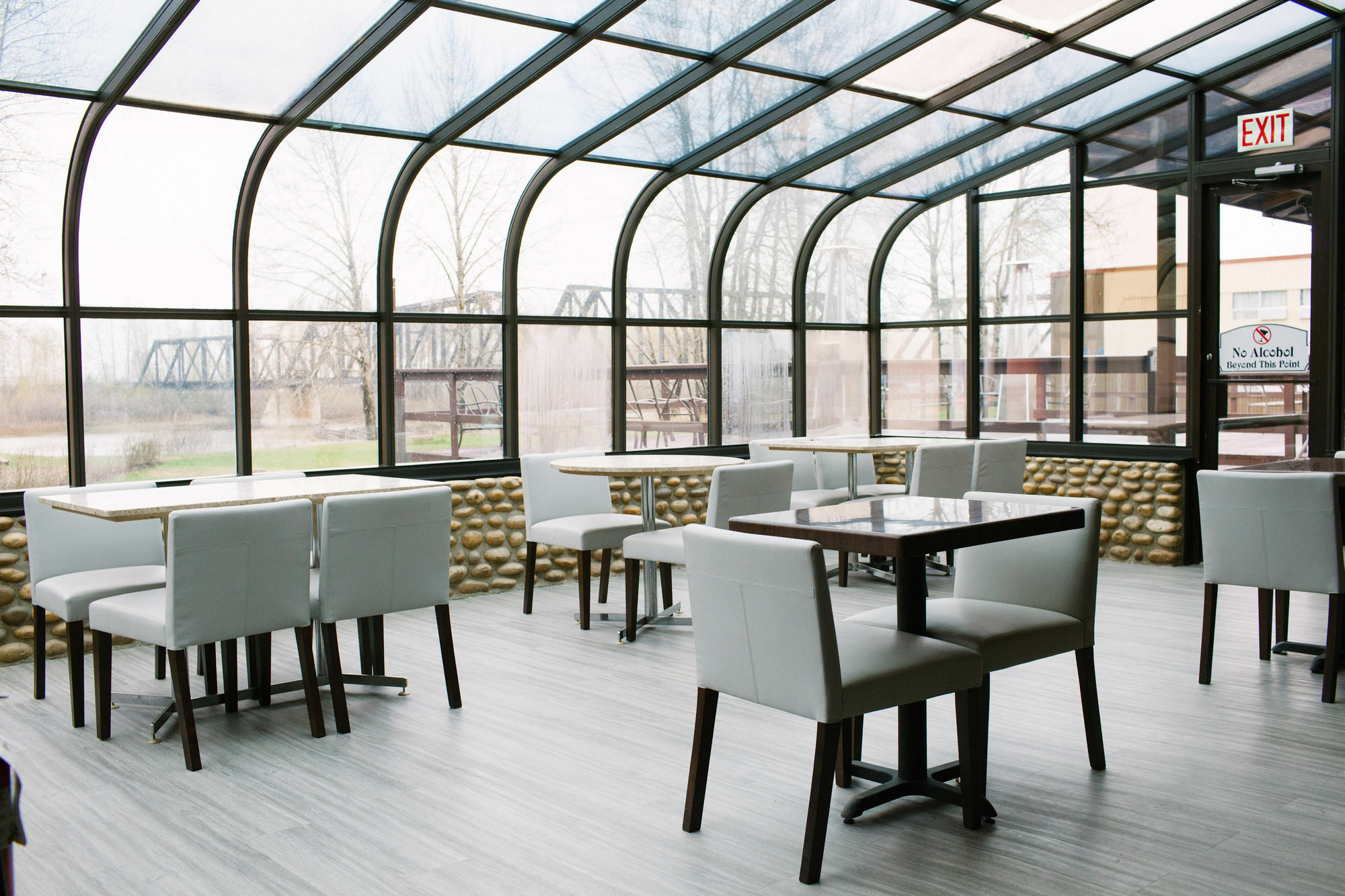 Ramada By Wyndham Whitecourt Hotell Exteriör bild